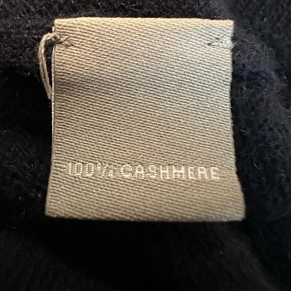 Neiman Marcus 100% Cashmere Turtleneck
Long Sleeve Sweater Large - Picture 7 of 9